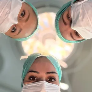 En gruppe kirurger iført masker