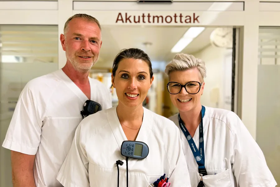 MENINGSFULT: David Teigen og Tove Michelle Holte forteller at arbeidshverdagen som helsefagarbeider på akuttmottaket i Skien er meningsfull. Her sammen med seksjonsleder Aina Tangen-Moen (t.h.).