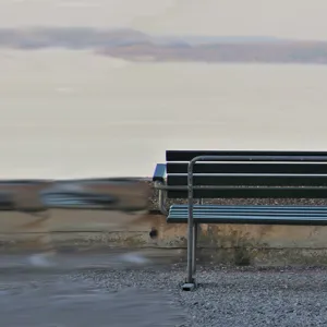 Et par som sitter på en benk