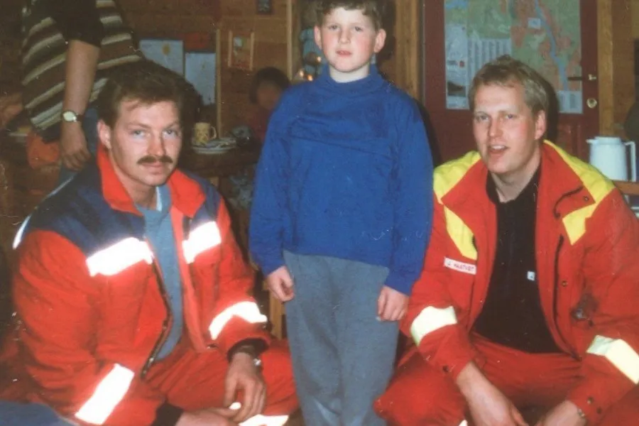 Idar Hagen Pryerdalen sammen med de to ambulansearbeiderne for 27 år siden. I dag er de gode kolleger. 